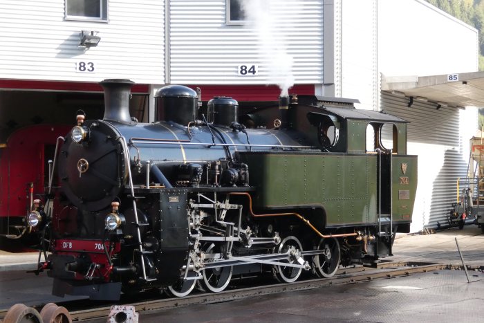 Lok 704 wird gerade bereit gemacht für ihren Einsatz vor dem Zug 133/134, Bw Realp um 9:10h am 15.08.2022
