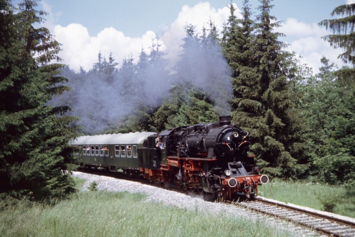 58 311  Sonderzug->Gerstetten, Steigung im Wald hinter Amstetten, 01.07.2006