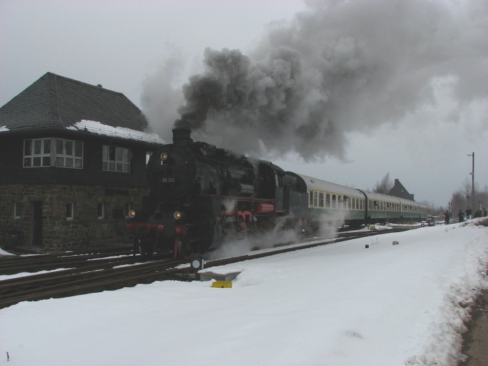 58 311 mit Sonderzug von Dresden einfahrend im Bahnhof Altenberg, 22.03.2009