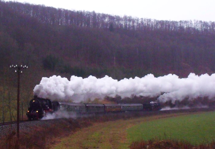 58 311 mit EFZ-Sonderzug und am Zugschluß die 52 7596 Tv im Schandental etwa 1km hinter Sondernach, um 14:50h am 04.01.2014