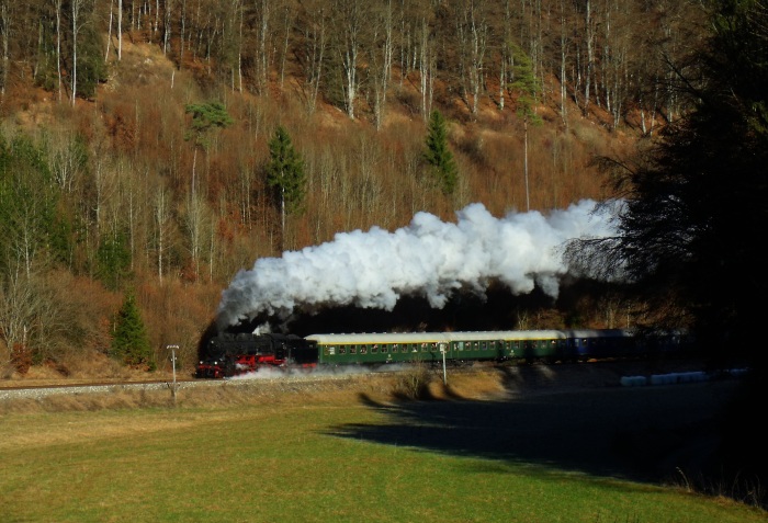 58 311 dieses Mal mit UEF-Sonderzug „Sd 102“ Schelklingen->Engstingen (aus Stuttgart über Ulm-Schelklingen gekommen) am selben Ort, nämlich im unteren Schandental hinter Sondernach (etwa Strecken-km 47,6) um 13:10h am 10.12.2016