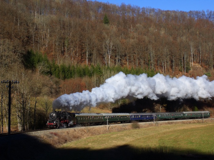 58 311 dieses Mal mit UEF-Sonderzug „Sd 102“ Schelklingen->Engstingen (aus Stuttgart über Ulm-Schelklingen gekommen) am selben Ort, nämlich im unteren Schandental hinter Sondernach (etwa Strecken-km 47,6) um 13:10h am 10.12.2016