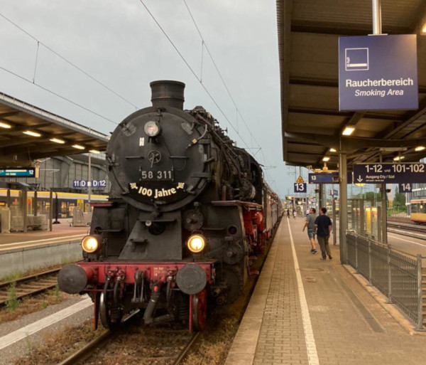 58 311 in Karlsruhe Hbf, hier noch hinter den Reisezugwagen für die Sound-Surfer und hinter dem langen Sand-Güterzug, um ca. 20:30h am 28.06.2021