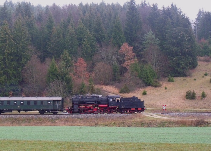 58 311 Tv mit Nikolaus- Sonderzug abwärts im oberen Schandental von Münsingen nach chelklingen, fotografiert unterhalb von Mehrstetten (bei km 42,2), um 10:53 am 06.12.2015