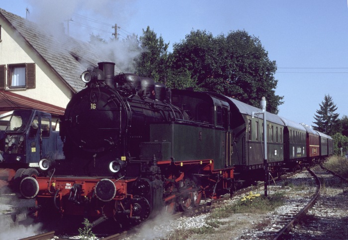 Nr.16 vor Zug →Gerstetten, abfahrtbereit im Bf Amstetten, am 30.06.2002