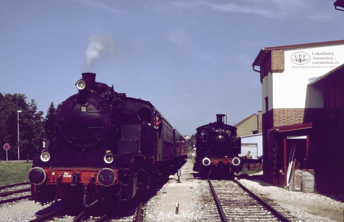 Nr.16 mit Zug aus Amstetten neben 98 812, einfahrend Gerstetten, am 30.06.2002