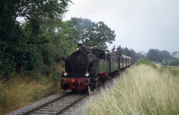 Nr.16 mit Zug nach Weissach hinter Korntal, am 26.06.2005