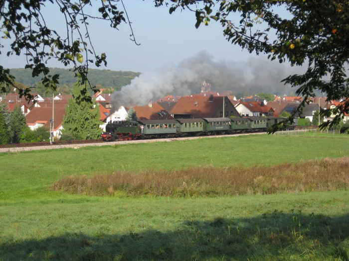 GES Lok 16 mit Zug nach Neuffen bei Frickenhausen-Kelterstraße, am 16.09.2007