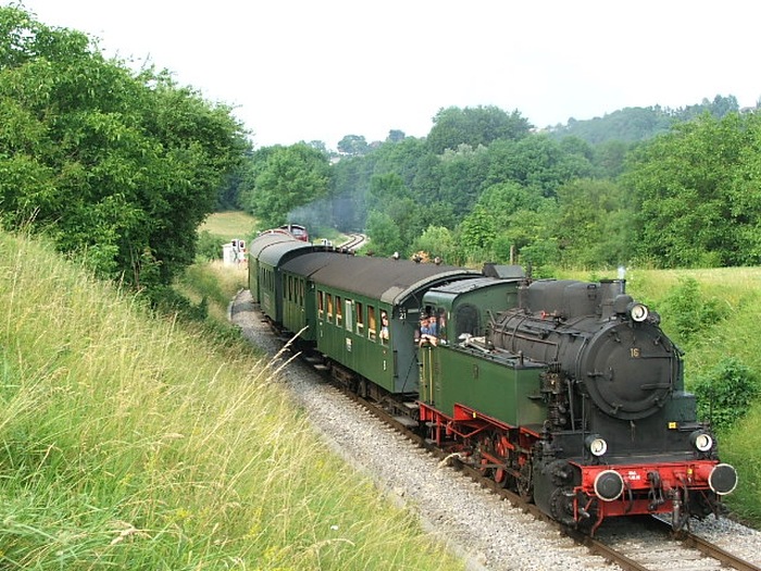 Lok 16 der GES auf dem Weg von Korntal nach Weissach, am Glems-Tal hinter Schwieberdingen, am Abend des 26.06.2005