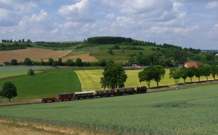WN 12 Tv mit Zug P 2 in der (relativ kurzen) Steigung östlich Neresheim, um 12:05h am 19.06.2014