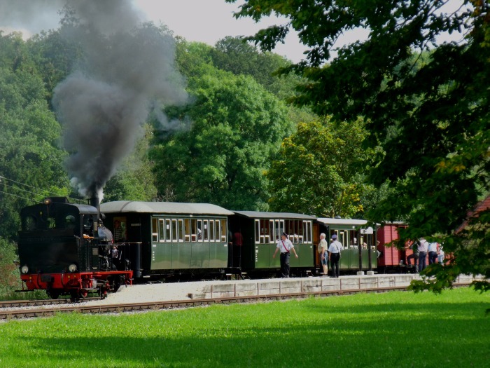 W.N.12 nun „Tv“ (fast) abfahrbereit vor dem Zug P4 zurück nach Neresheim, um 13:47h am 07.09.2014