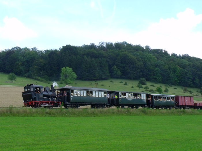W.N.12 Tv mit Zug P6 an den Wiesen am „kleinen Berg“ kurz vor Neresheim, um15:22h am 07.09.2014