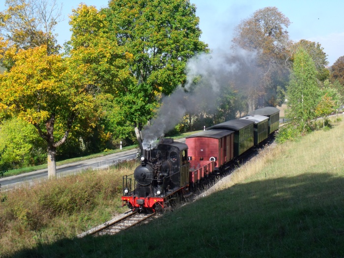 W.N.12 mit demselbem Sonderzug kurz vor dem Bahnübergang über die Landstraße (L2033), um 11:00h am 03.10.2015