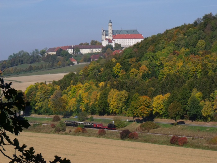 W.N.12 mit P3 nach Sägmühle, wieder am wohl bekanntesten Berg-Motiv der Museumsbahn fotografiert: vom Berg Südhang am Egautal bei Steinmühle mit dem Kloster Neresheim im Hintergrund, dieses Mal aber vor schön buntem Herbstwald, um 13:20h am 03.10.2015