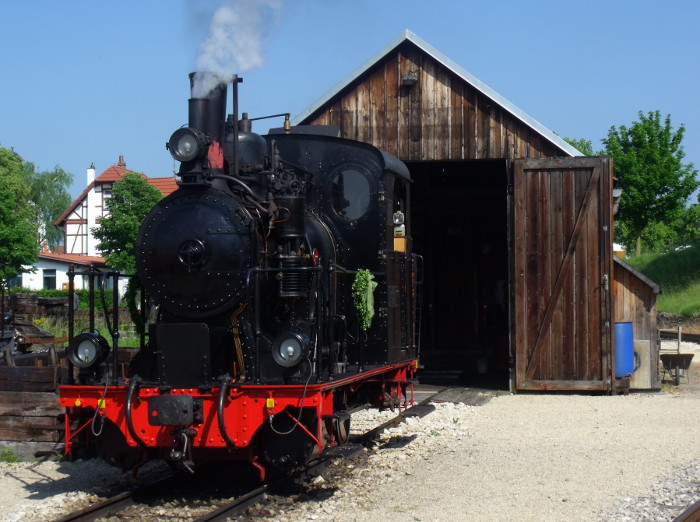 W.N.12 bei den Vorbereitungen für die erste Fahrt an diesem Tag, vorm kleinen Holz-Lokschuppen (offenes Tor) in Neresheim, um 09:55h am 31.05.2018