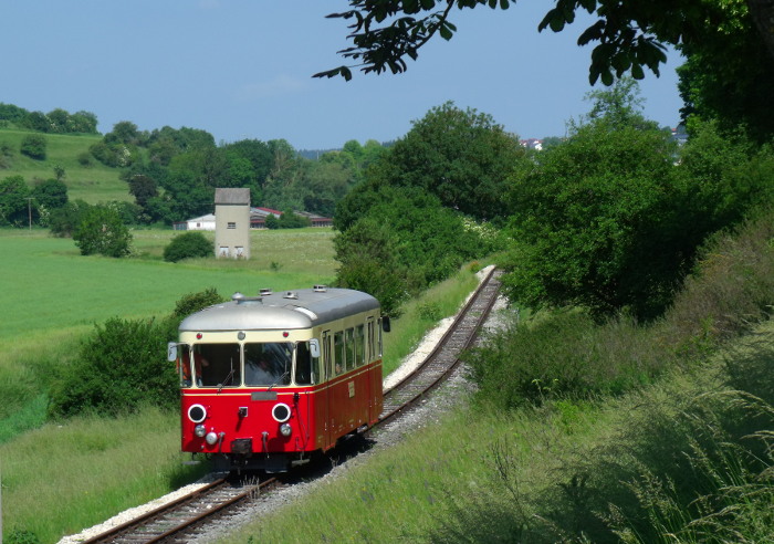 T33 der HMB (von hinten hinterher fotografiert) als TP 12 (→Neresheim), vom Straßenhang (L2033) am Egau-Tal zwischen Steinmühle und Landstraßen-Bahnübergang, um 10:50h am 31.05.2018