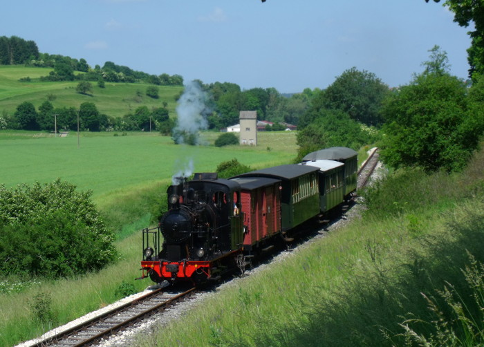 W.N.12 mit P1 (Neresheim->Sägmühle) am Egau-Tal zwischen Landstraßen-Bahnübergang und Hp Steinmühle, um 11:25h am 31.05.2018