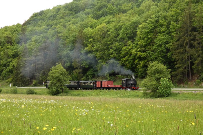 W.N.12 mit P3 Neresheim→Katzenstein an der großen Frühlingswiese im Egautal kurz hinter Abfahrt Steinmühle, um 13:24h am 19.05.2024