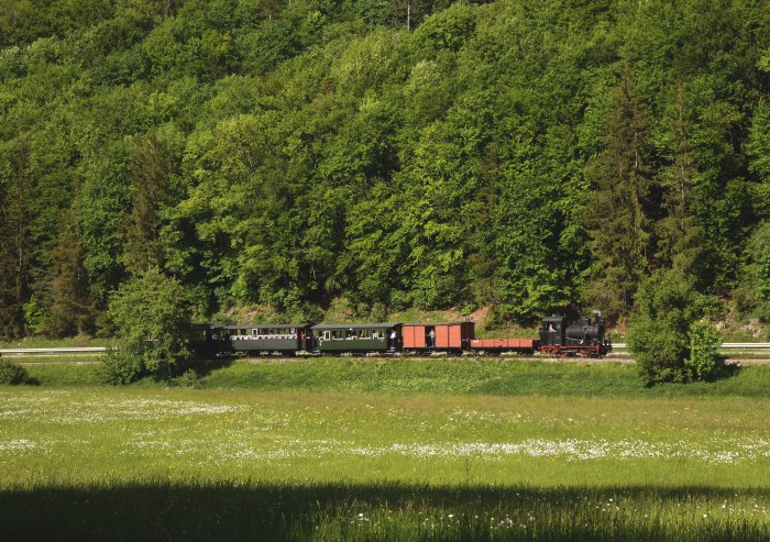 W.N.12 mit P7 Neresheim→Katzenstein nun noch mal in nachmittäglichem Sonnenschein hinter Steinmühle fotografiert, um 16:43h am 19.05.2024