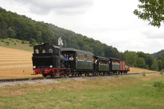 W.N.12 Tv mit P6 Katzenstein→Neresheim kurz vor Einfahrt Neresheim, um 15.54h am 04.08.2024