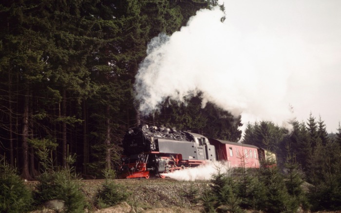 99 222 mit Zug 8933 vor Schierke, am 15.04.2000