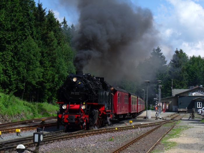 99 222 mit Zug 8923 ausfahrend aus Bahnhof Schierke, um 15:42h am 08.06.2016