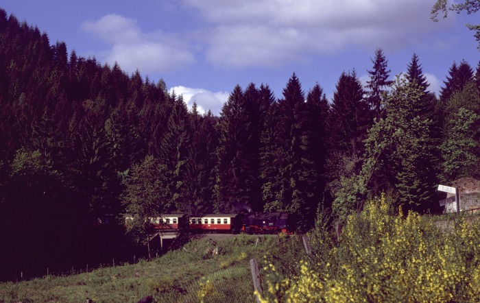 99 7244 Tv mit 14402 abwärts fahrend am Thumkuhlental, um 9:13h am 22.05.1988
