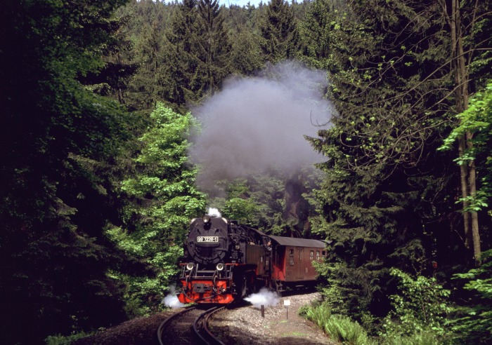 99 7238 mit P 14407 hinter der Flussbrücke im Thumkuhlkental, am 22.05.1988