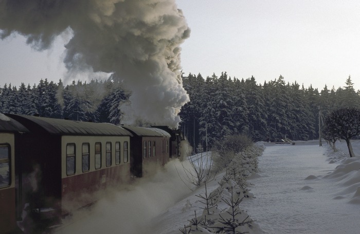 99 7246 mit Zug 8901 hinter Hp Sorge, am 30.01.1993