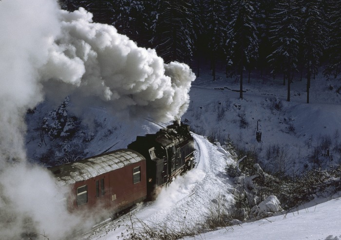 99 247 mit Zug 8907 am Drängetal vor Drei Annen, am 30.01.1993