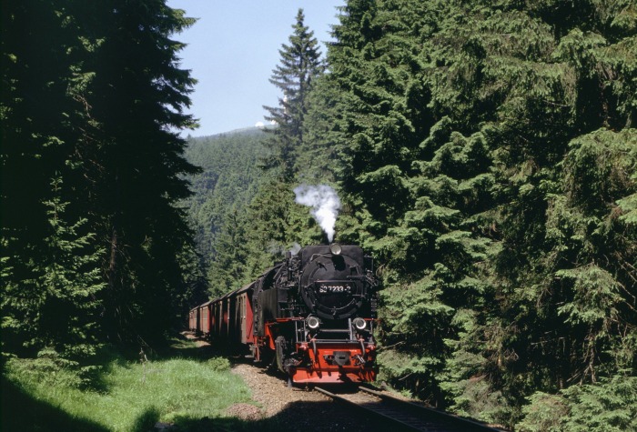 99 7233 mit Nordhäuser Zug 8920 am Eckerloch, am 02.07.1994
