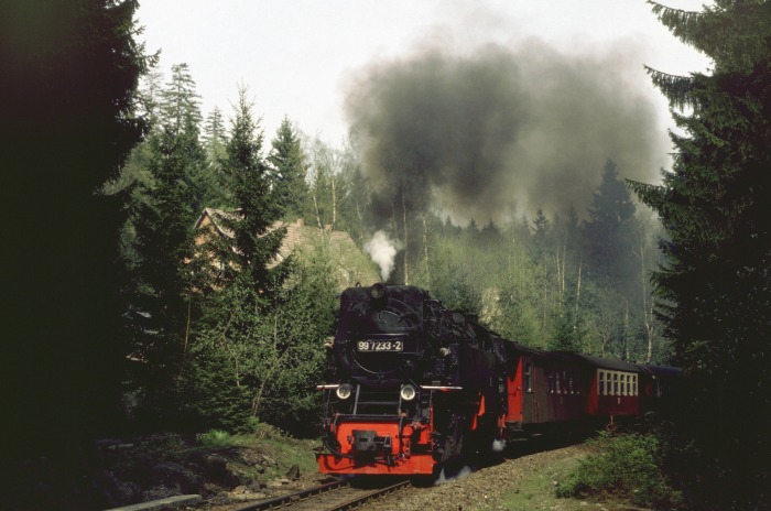 99 7233 mit 8943 nahe dem ehemaligen Steinbruch (altes Dienstgebäude hinter den Bäumen noch zu sehen) vor Schierke, um 15:30h am 06.05.1995