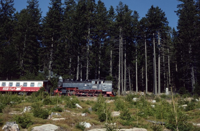 99 7243 Tv mit 8940 abwärts, nahe dem Brockenstraßen-Bahnübergang, am 07.03.1997