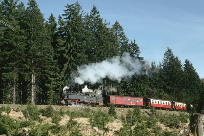 99 7245 mit Zug 8931, dem ersten täglichen Zug zum Brocken, in den Kurven vor Schierke, am 13.04.1997