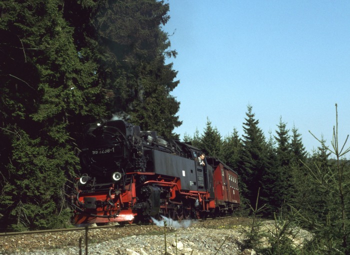 99 7238 mit 8935 noch mal in den Kurven vor Schierke, um 13:32h am 02.04.1999