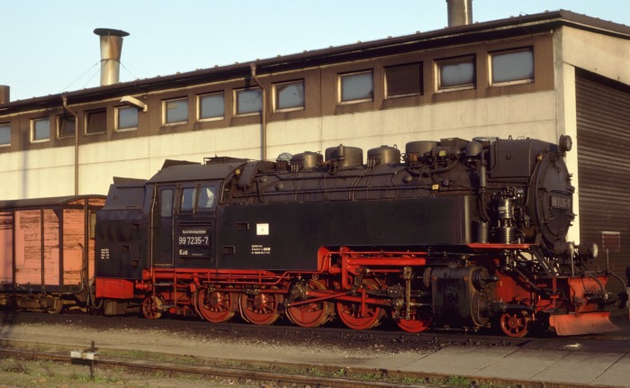 99 7235 im Bw Wernigerode, abends am 03.04.1999