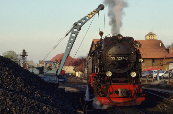 99 7237 erhält Kohle im Bw Wernigerode, um 18:35h am 03.04.1999
