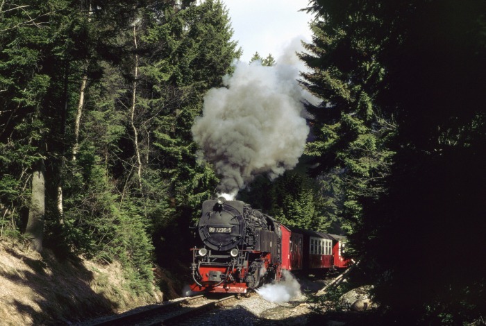 99 7236 zusätzlicher Brockenzug, hinterm ehemaligen Steinbruch vor Schierke, am 12.04.1997