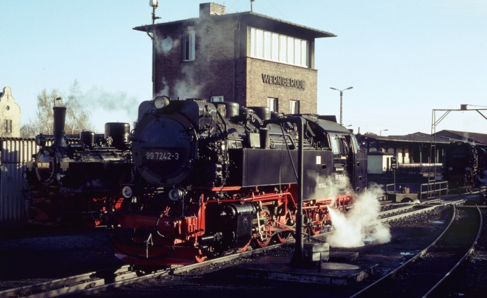 99 7242 erhält Wasser im Bw Wernigerode, am 13.04.2001