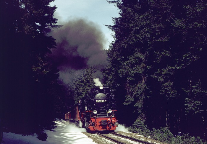 99 7235 mit Zug 8935 am Eckerloch... natürlich..., um 11:50h am 29.03.2002