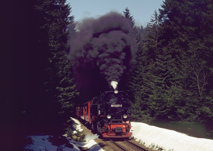 99 7237 mit Zug 8933 am Eckerloch, am 30.03.2002