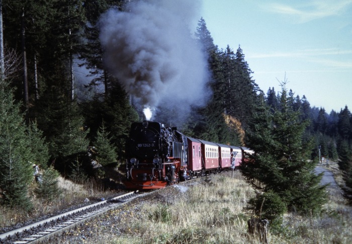 99 7242 mit Zug 8935 hinterm Brockenstraßen-Bahnübergang, am 29.10.2005