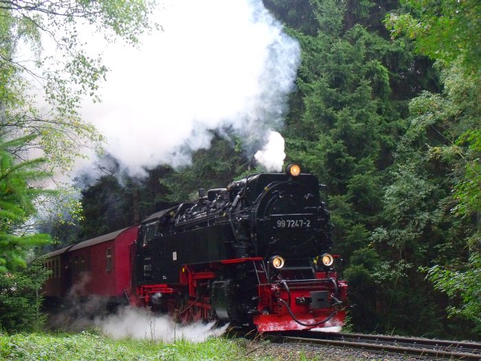 99 7247 mit Zug 8920, natürlich angemessen schön kräftig laut, wie beim „Nordhäuser“ ja immer üblich, hinter der Ausfahrt von Schierke, um 13.22h am 21.09.2013