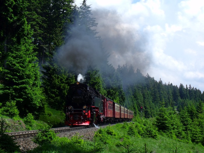 99 7247 mit Zug 8927, hinter dem Bahnübergang der Brockenstraße, um 14:10h am 08.06.2016