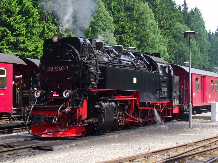 99 7232 vor Zug 8939 beim Halt im Bahnhof Schierke, um 17:30h am 08.06.2017