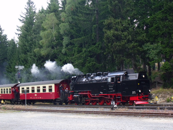99 234 Tv mit Zug 8932 abwärts, einrollend im Bf Schierke, um 27:05h am 08.09.2019
