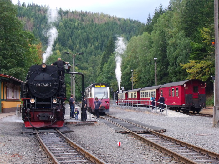 99 7240 vor Zug 8929, in der Mitte Triebwagen 187 016ff als 8986, hinten 99 6001 Tv vor 8964, Eisfelder Talmühle um 16:58h am 08.09.2019