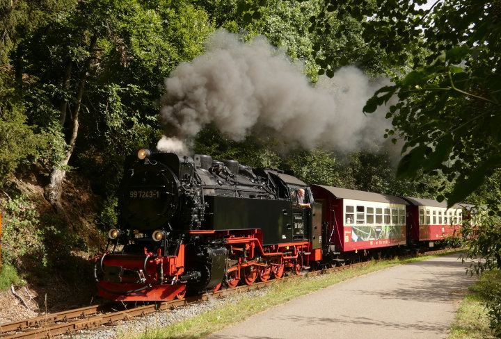 99 7243 mit 8966 nach Hasselfelde hinter Straßberg an der kleinen parallelen Straße, die zur alten Fluor führt, um 15:29h am 01.09.2022