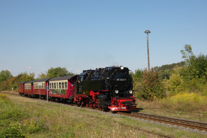 99 7243 mit 8963 an der Einfahrt von Gernrode, um 10:46h am 02.09.2022
