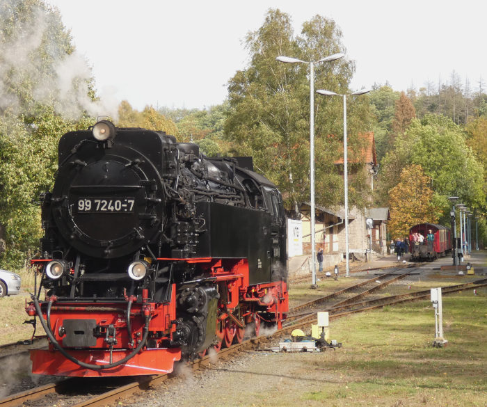 99 7240 setzt um vor den Zug 8982 (->Harzgerode) im Bahnhof Alexisbad, um 13:26h am 06.10.2023